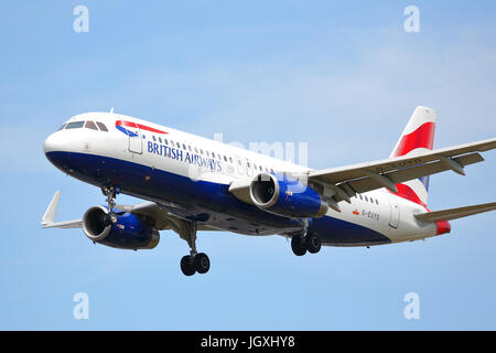 British Airways Airbus A320-200 G-EUYO landet auf dem Flughafen Heathrow, Vereinigtes Königreich Stockfoto