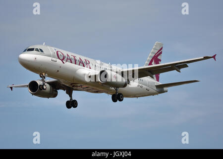 Qatar Airways Airbus A320-200 A7-ADE landet auf dem Flughafen Heathrow, Vereinigtes Königreich Stockfoto