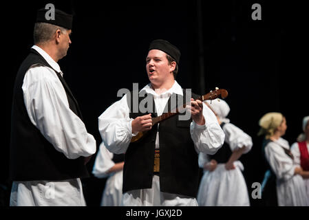 Matija Gubec Folklore-Ensemble aus Karlovac, Kroatien, Auftritt beim 29. Folkart International CIOFF Folklore Festival, Sub Folklorefestival von Festival Lent, eines der größten Outdoor-Festivals in Europa. Folkart, Festival Lent, Maribor, Slowenien, 2017. Stockfoto