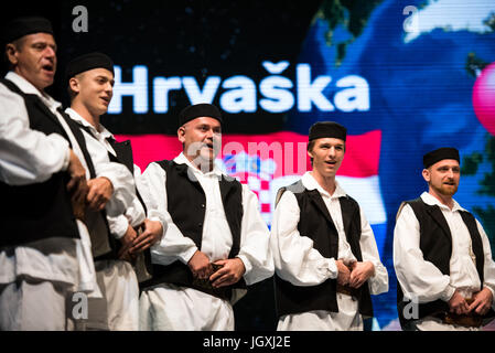 Matija Gubec Folklore-Ensemble aus Karlovac, Kroatien, Auftritt beim 29. Folkart International CIOFF Folklore Festival, Sub Folklorefestival von Festival Lent, eines der größten Outdoor-Festivals in Europa. Folkart, Festival Lent, Maribor, Slowenien, 2017. Stockfoto