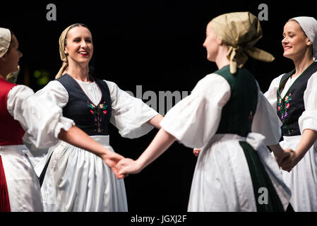 Matija Gubec Folklore-Ensemble aus Karlovac, Kroatien, Auftritt beim 29. Folkart International CIOFF Folklore Festival, Sub Folklorefestival von Festival Lent, eines der größten Outdoor-Festivals in Europa. Folkart, Festival Lent, Maribor, Slowenien, 2017. Stockfoto