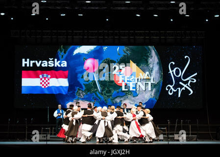 Matija Gubec Folklore-Ensemble aus Karlovac, Kroatien, Auftritt beim 29. Folkart International CIOFF Folklore Festival, Sub Folklorefestival von Festival Lent, eines der größten Outdoor-Festivals in Europa. Folkart, Festival Lent, Maribor, Slowenien, 2017. Stockfoto