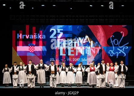 Matija Gubec Folklore-Ensemble aus Karlovac, Kroatien, Auftritt beim 29. Folkart International CIOFF Folklore Festival, Sub Folklorefestival von Festival Lent, eines der größten Outdoor-Festivals in Europa. Folkart, Festival Lent, Maribor, Slowenien, 2017. Stockfoto