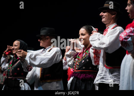 Matija Gubec Folklore-Ensemble aus Karlovac, Kroatien, Auftritt beim 29. Folkart International CIOFF Folklore Festival, Sub Folklorefestival von Festival Lent, eines der größten Outdoor-Festivals in Europa. Folkart, Festival Lent, Maribor, Slowenien, 2017. Stockfoto