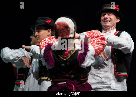 Matija Gubec Folklore-Ensemble aus Karlovac, Kroatien, Auftritt beim 29. Folkart International CIOFF Folklore Festival, Sub Folklorefestival von Festival Lent, eines der größten Outdoor-Festivals in Europa. Folkart, Festival Lent, Maribor, Slowenien, 2017. Stockfoto