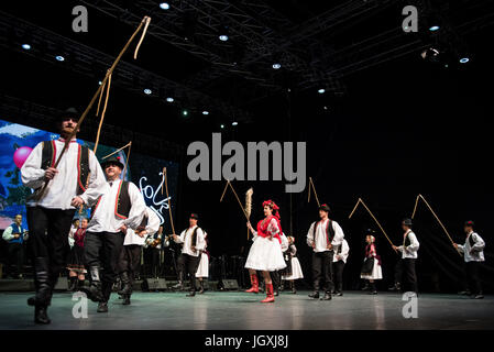 Matija Gubec Folklore-Ensemble aus Karlovac, Kroatien, Auftritt beim 29. Folkart International CIOFF Folklore Festival, Sub Folklorefestival von Festival Lent, eines der größten Outdoor-Festivals in Europa. Folkart, Festival Lent, Maribor, Slowenien, 2017. Stockfoto