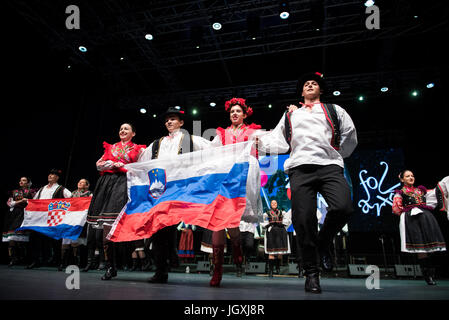 Matija Gubec Folklore-Ensemble aus Karlovac, Kroatien, Auftritt beim 29. Folkart International CIOFF Folklore Festival, Sub Folklorefestival von Festival Lent, eines der größten Outdoor-Festivals in Europa. Folkart, Festival Lent, Maribor, Slowenien, 2017. Stockfoto