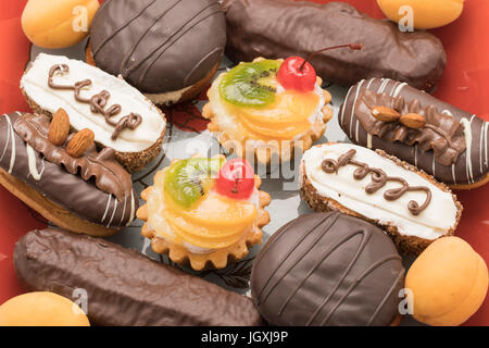 Obstkuchen mit Aprikosen Kirschen auf einen Teller und Tee und Tee-Kuchen Stockfoto