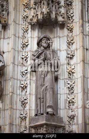 St. Jakobus. Statue auf dem Portal der Himmelfahrt (Puerta De La Asunción) der Kathedrale von Sevilla (Catedral de Sevilla) in Sevilla, Andalusien, Spanien. Stockfoto