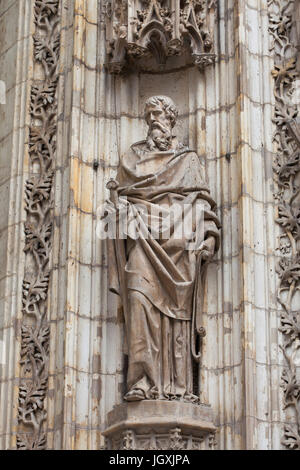 Heiliger Paul der Apostel. Statue auf dem Portal der Himmelfahrt (Puerta De La Asunción) der Kathedrale von Sevilla (Catedral de Sevilla) in Sevilla, Andalusien, Spanien. Stockfoto