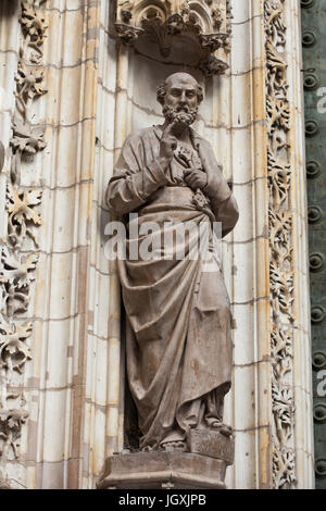 Saint Peter der Apostel. Statue auf dem Portal der Himmelfahrt (Puerta De La Asunción) der Kathedrale von Sevilla (Catedral de Sevilla) in Sevilla, Andalusien, Spanien. Stockfoto