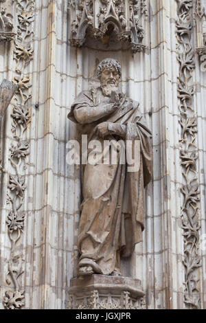 Saint Thomas der Apostel. Statue auf dem Portal der Himmelfahrt (Puerta De La Asunción) der Kathedrale von Sevilla (Catedral de Sevilla) in Sevilla, Andalusien, Spanien. Stockfoto