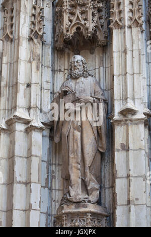 Saint James weniger. Statue auf dem Portal der Himmelfahrt (Puerta De La Asunción) der Kathedrale von Sevilla (Catedral de Sevilla) in Sevilla, Andalusien, Spanien. Stockfoto