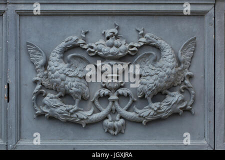 Detail des Tores der Casa consistorial de Sevilla im plateresken Stil von Spaniern dekoriert Architekt Diego de Riaño in Sevilla, Andalusien, Spanien. Stockfoto