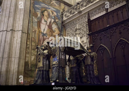 Grab von Christopher Columbus in der Kathedrale von Sevilla (Catedral de Sevilla) in Sevilla, Andalusien, Spanien. In der Tat ist sein Sohn Diego Columbus wahrscheinlich hier begraben. Das Grabdenkmal des spanischen Bildhauers Arturo Mélida wurde 1891 errichtet. Stockfoto