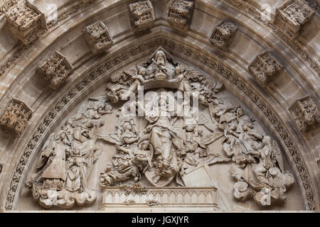 Maria Himmelfahrt. Tympanon des spanischen Bildhauers Ricardo Bellver (1882) auf dem Portal der Himmelfahrt (Puerta De La Asunción) der Kathedrale von Sevilla (Catedral de Sevilla) in Sevilla, Andalusien, Spanien. Stockfoto