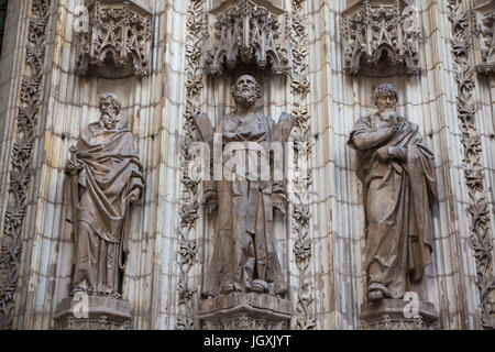 Saint Paul, St. Andreas und St. Thomas. Statuen der Apostel auf dem Portal der Himmelfahrt (Puerta De La Asunción) der Kathedrale von Sevilla (Catedral de Sevilla) in Sevilla, Andalusien, Spanien. Stockfoto