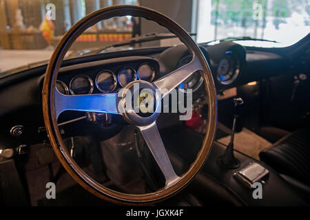 Innenraum Detail von einem 1962 Ferrari Lusso, Teil des Ferrari: Under the Skin-Ausstellung im Design Museum in London. Stockfoto