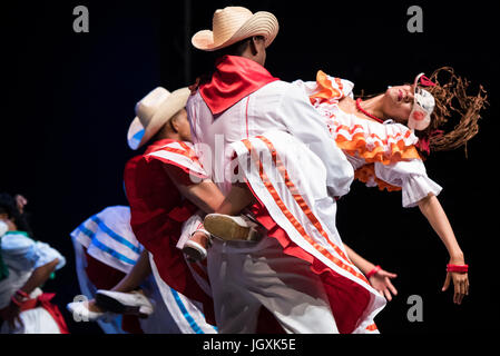Camagua Compania Folklorica aus Camagüey, Kuba, Auftritt beim 29. Folkart International CIOFF Folklore Festival, Sub Folklorefestival von Festival Lent, eines der größten Outdoor-Festivals in Europa. Folkart, Festival Lent, Maribor, Slowenien, 2017. Stockfoto