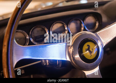 Innenraum Detail von einem 1962 Ferrari Lusso, Teil des Ferrari: Under the Skin-Ausstellung im Design Museum in London. Stockfoto