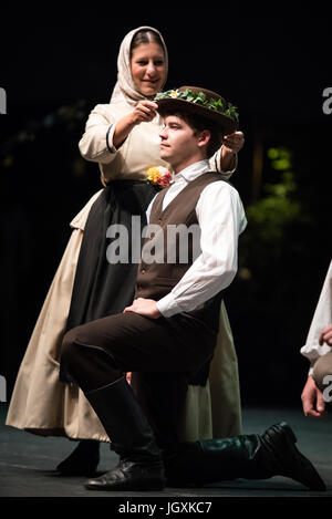 Študent akademischen Folklore-Gruppe aus Maribor, Slowenien, Auftritt beim 29. Folkart International CIOFF Folklore Festival, Sub Folklorefestival von Festival Lent, eines der größten Outdoor-Festivals in Europa. Folkart, Festival Lent, Maribor, Slowenien, 2017. Stockfoto