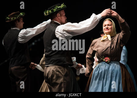 Študent akademischen Folklore-Gruppe aus Maribor, Slowenien, Auftritt beim 29. Folkart International CIOFF Folklore Festival, Sub Folklorefestival von Festival Lent, eines der größten Outdoor-Festivals in Europa. Folkart, Festival Lent, Maribor, Slowenien, 2017. Stockfoto