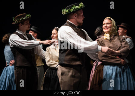 Študent akademischen Folklore-Gruppe aus Maribor, Slowenien, Auftritt beim 29. Folkart International CIOFF Folklore Festival, Sub Folklorefestival von Festival Lent, eines der größten Outdoor-Festivals in Europa. Folkart, Festival Lent, Maribor, Slowenien, 2017. Stockfoto