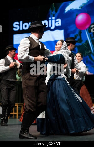 Študent akademischen Folklore-Gruppe aus Maribor, Slowenien, Auftritt beim 29. Folkart International CIOFF Folklore Festival, Sub Folklorefestival von Festival Lent, eines der größten Outdoor-Festivals in Europa. Folkart, Festival Lent, Maribor, Slowenien, 2017. Stockfoto