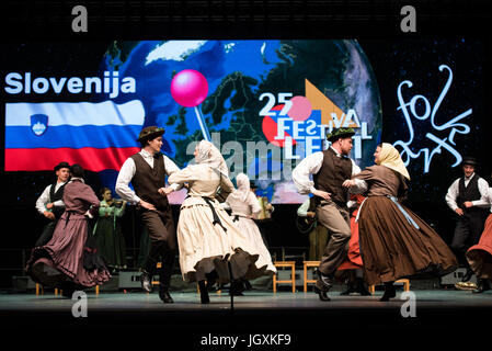 Študent akademischen Folklore-Gruppe aus Maribor, Slowenien, Auftritt beim 29. Folkart International CIOFF Folklore Festival, Sub Folklorefestival von Festival Lent, eines der größten Outdoor-Festivals in Europa. Folkart, Festival Lent, Maribor, Slowenien, 2017. Stockfoto