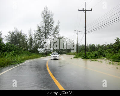 Straße während der Monsunzeit in Phang Nga überschwemmt, Thailand Stockfoto