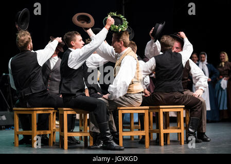 Študent akademischen Folklore-Gruppe aus Maribor, Slowenien, Auftritt beim 29. Folkart International CIOFF Folklore Festival, Sub Folklorefestival von Festival Lent, eines der größten Outdoor-Festivals in Europa. Folkart, Festival Lent, Maribor, Slowenien, 2017. Stockfoto