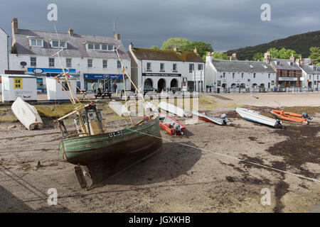 Stadt von Ullapool, Schottland. Malerische Aussicht auf Ullapools Wasser bei Ebbe mit Shore Street im Hintergrund. Stockfoto