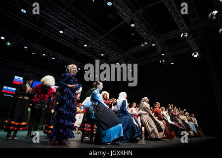 Alle Teilnehmer am 29. Folkart International CIOFF Folklore Festival, Sub Folklorefestival von Festival Lent, eines der größten Outdoor-Festivals in Europa. Folkart, Festival Lent, Maribor, Slowenien, 2017. Stockfoto