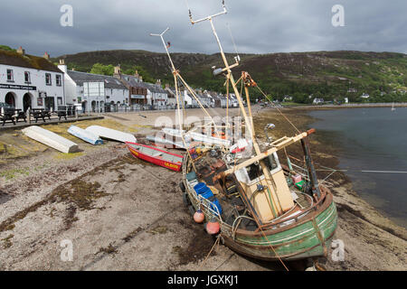 Stadt von Ullapool, Schottland. Malerische Aussicht auf Ullapools Wasser bei Ebbe mit Shore Street im Hintergrund. Stockfoto