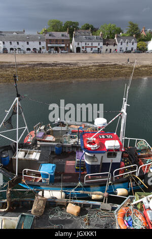 Stadt von Ullapool, Schottland. Malerische Aussicht auf Hafen und Uferpromenade mit Shore Street im Hintergrund Ullapools. Stockfoto