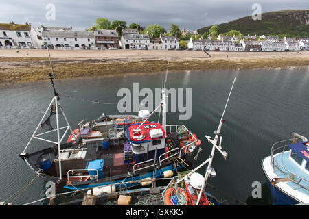 Stadt von Ullapool, Schottland. Malerische Aussicht auf Hafen und Uferpromenade mit Shore Street im Hintergrund Ullapools. Stockfoto