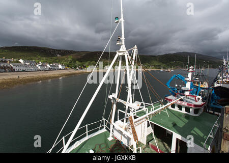 Stadt von Ullapool, Schottland. Malerische Aussicht auf Hafen und Uferpromenade mit Shore Street im Hintergrund Ullapools. Stockfoto