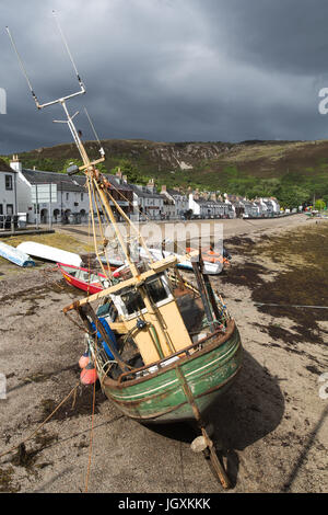 Stadt von Ullapool, Schottland. Malerische Aussicht auf Ullapools Wasser bei Ebbe mit Shore Street im Hintergrund. Stockfoto