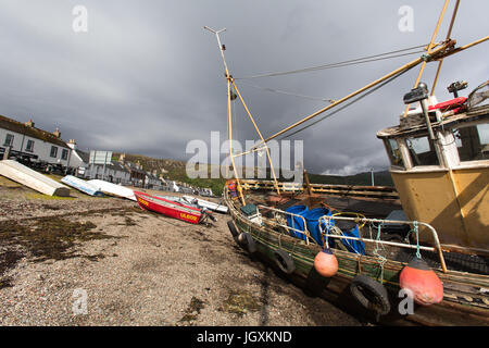 Stadt von Ullapool, Schottland. Malerische Aussicht auf Ullapools Wasser bei Ebbe mit Shore Street im Hintergrund. Stockfoto