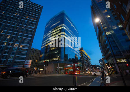 Östlichen Rand der Londoner City Aldgate, gentrified sind derzeit durchläuft eine Übergangszeit mit gehobenen Wohnungen, UK Stockfoto
