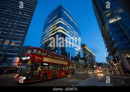 Östlichen Rand der Londoner City Aldgate, gentrified sind derzeit durchläuft eine Übergangszeit mit gehobenen Wohnungen, UK Stockfoto