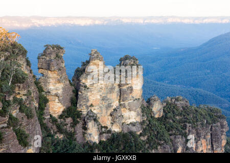 Die drei Schwestern und Blick auf die Blue Mountains, New South Wales, Australien Stockfoto