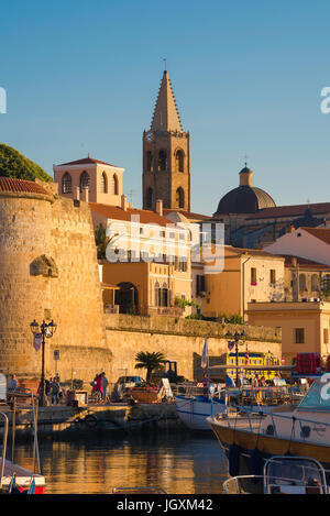 Alghero Hafen Sardinien, Blick auf die mittelalterliche Stadtmauer und Turm - die Bastione la Maddalena - im Hafen von Alghero, Sardinien, Italien. Stockfoto