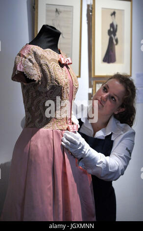 Vivien Leigh 1961 Abendkleid entworfen von Stiebel in rosa, auf dem Display bei Sothebys in London als die Familie von Gone With The Wind Star verkaufen 250 Schätze, die einst im Besitz der Schauspielerin aus Hollywoods goldenen Zeitalter. Stockfoto