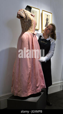 Vivien Leigh 1961 Abendkleid entworfen von Stiebel in rosa, auf dem Display bei Sothebys in London als die Familie von Gone With The Wind Star verkaufen 250 Schätze, die einst im Besitz der Schauspielerin aus Hollywoods goldenen Zeitalter. Stockfoto