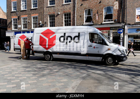 DPD Kurier Lieferwagen Warenlieferungen im Zentrum Zentrum von York, UK. Stockfoto