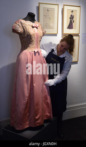 Vivien Leigh 1961 Abendkleid entworfen von Stiebel in rosa, auf dem Display bei Sothebys in London als die Familie von Gone With The Wind Star verkaufen 250 Schätze, die einst im Besitz der Schauspielerin aus Hollywoods goldenen Zeitalter. Stockfoto