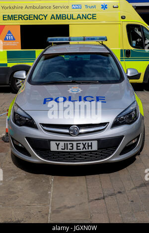 Polizei-Auto und Krankenwagen geparkt im Zentrum Zentrum von York, UK. Stockfoto