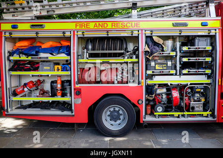 Die Brandbekämpfung Brandbekämpfung und Rettung Ausrüstung in einem britischen Fire Engine truck Ausschreibung. Stockfoto