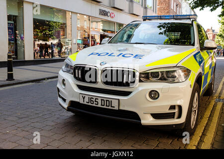 Britische Polizei BMW vor einer HSBC Bank-Filiale im Zentrum von York, UK geparkt. Stockfoto